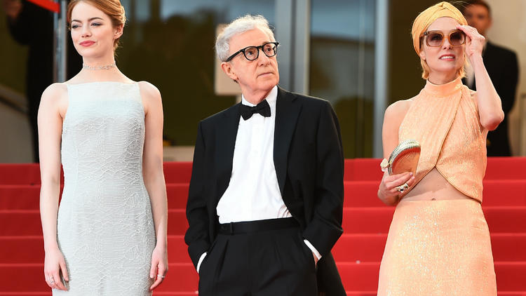 Woody Allen sur les marches aux côtés d'Emma Stone et Parker Posey au Festival de Cannes 2015