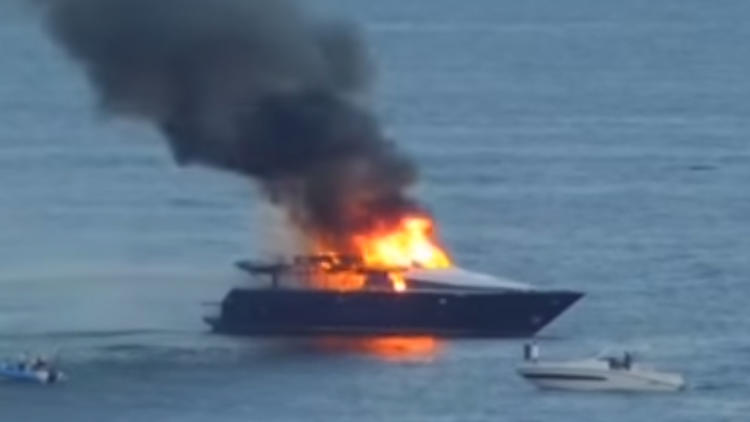 Long de 32 mètres, le yacht a pris feu avec une douzaine de personnes à son bord.
