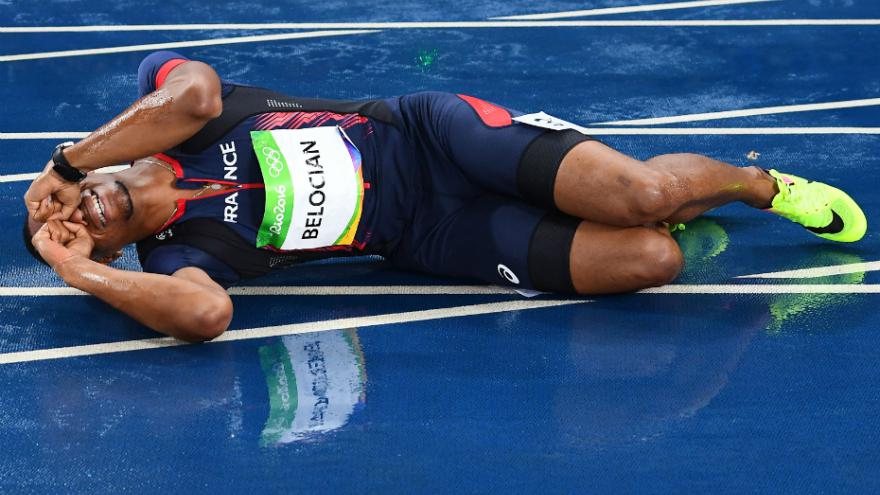Les larmes du Français Wilhem Belocian après sa disqualification du 110 m haies | CNEWS