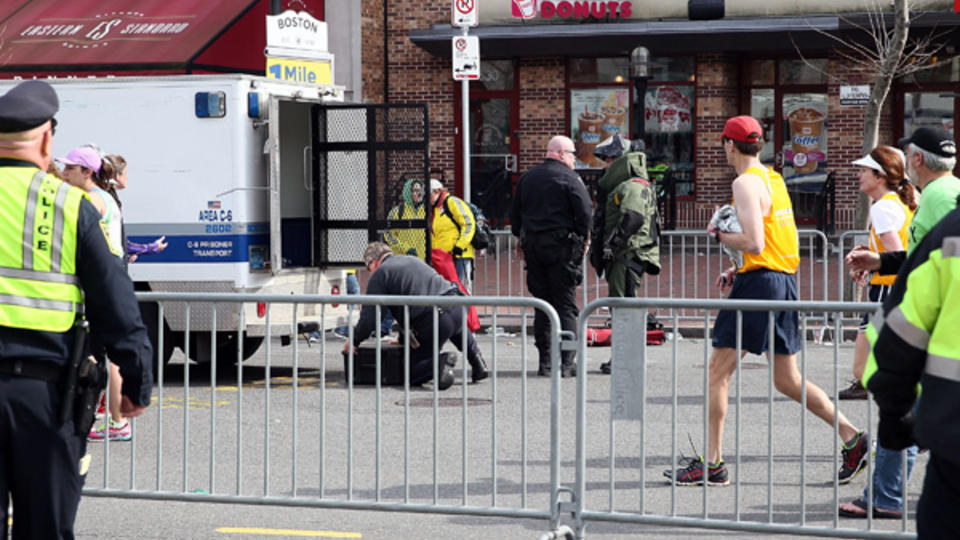  "Deux bombes ont explosé près de la ligne d'arrivée (...) nous travaillons avec la police pour savoir ce qui s'est exactement produit", ont indiqué les organisateurs de marathon sur leur page Facebook.