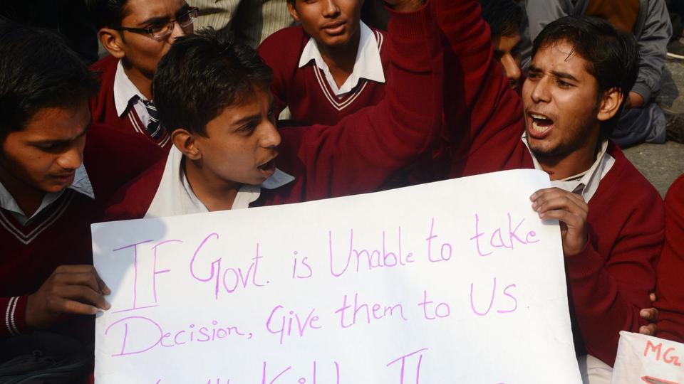 Des étudiants indiens s’en prennent au gouvernement durant les manifestations.