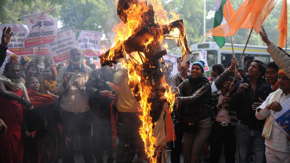 Une statue représentant un violeur est brulée durant une manifestation le 26 décembre à New Dehli réclamant plus de sécurité pour les femmes