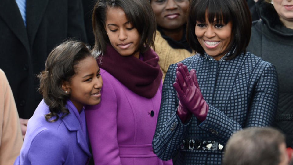 La tenue de Michelle Obama, l'autre évènement de l'investiture . Pour la seconde cérémonie d'investiture de son mari, la First Lady avait opté pour un manteau et une robe en soie, signés Thom Browne, un créateur américain.