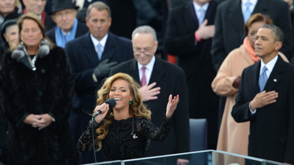 Il y a 4 ans, pour la première investiture de Barack Obama à la présidence des Etats-Unis, c'est Aretha Franklin qui avait chanté. Cette fois, c'est Beyoncé qui chante l'hymne national à Washington pour cette seconde investiture.