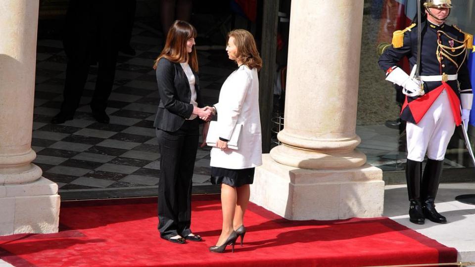 Carla Bruni-Sarkozy accueille Valérie Trierweiler à l'Elysée