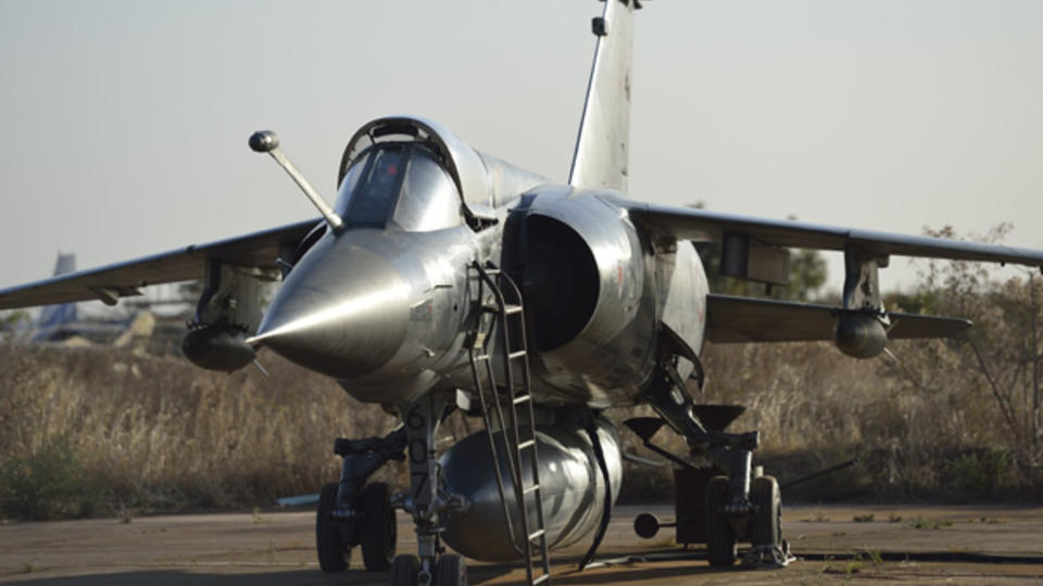 Le 14 janvier, deux Mirage F1 CR en provenance du Tchad sont repositionnés sur l’aéroport de Bamako. Ils complètent ainsi le dispositif d’alerte mis en place sur la capitale.