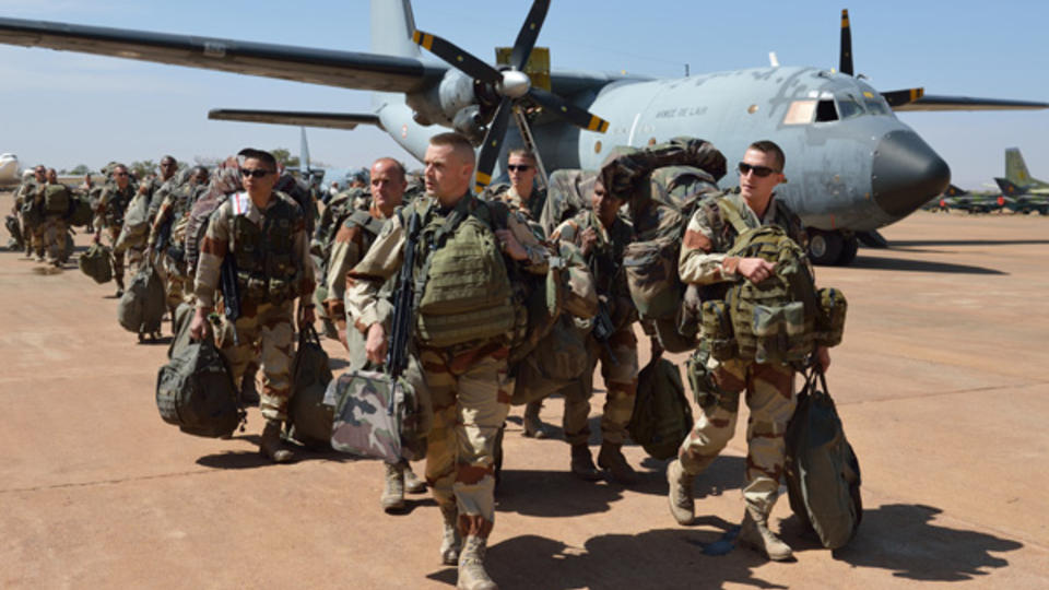 Une soixantaine de véhicules blindés français de la force Licorne basée à Abidjan est venue à Bamako avec environ 200 soldats. 
