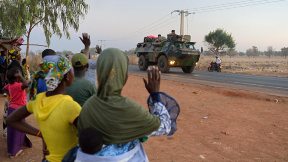 Mardi 15 janvier, les soldats français quittent Bamako pour le nord du Mali, la population les salue.