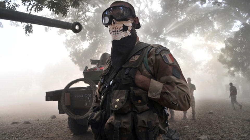La photo d'un soldat français fait le buzz. Prise par Issouf Sanogo pour l'AFP, elle montre un militaire français au Mali poser avec un masque en coton qui lui recouvre le visage d'une tête de mort. C’est une cagoule qui est un accessoire vendu pour les fans de «Call of Duty », jeu vidéo extrêmement violent et populaire.