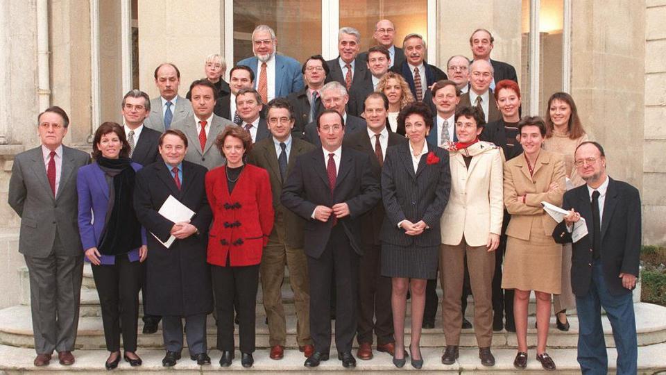 En 1997, Lionel Jospin est nommé Premier ministre après la victoire de la gauche plurielle aux élections législatives. Ce dernier nomme François Hollande premier secrétaire du Parti socialiste en novembre. 