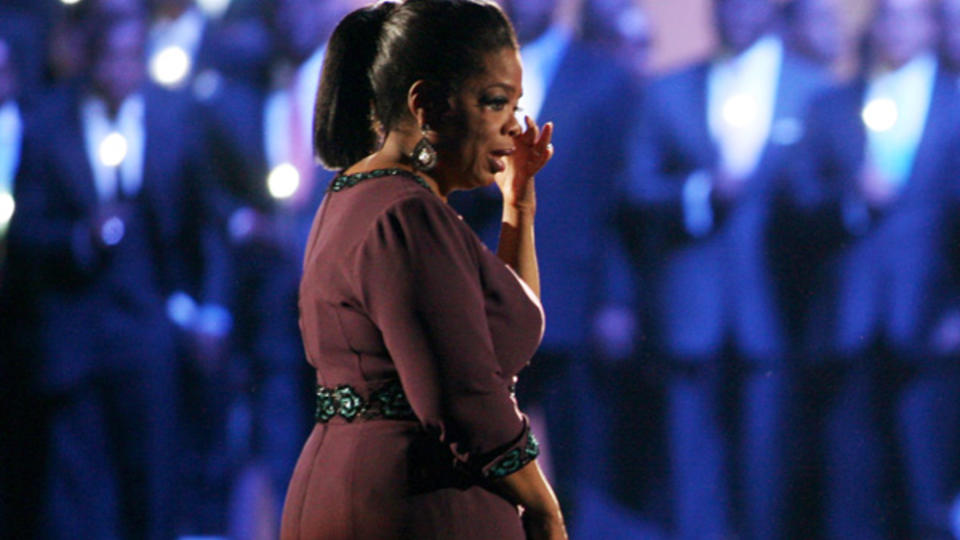 Elle devient la vedette du petit écran grâce au Oprah Winfrey Show, le 17 mai 2011 Oprah ne peut contenir ses larmes lors du clap de fin de son émission après 25 ans d’antenne, 4500 numéros et 28 000 invités.