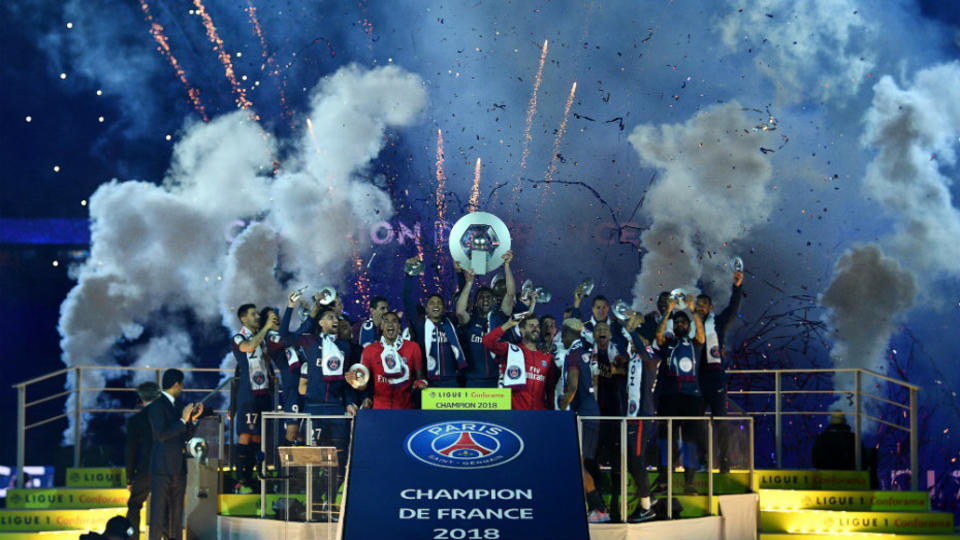 Le PSG remporte le 7e titre de champion de France de son histoire. Durant l'été, Neymar et Kylian Mbappé ont renforcé l'ogre parisien.