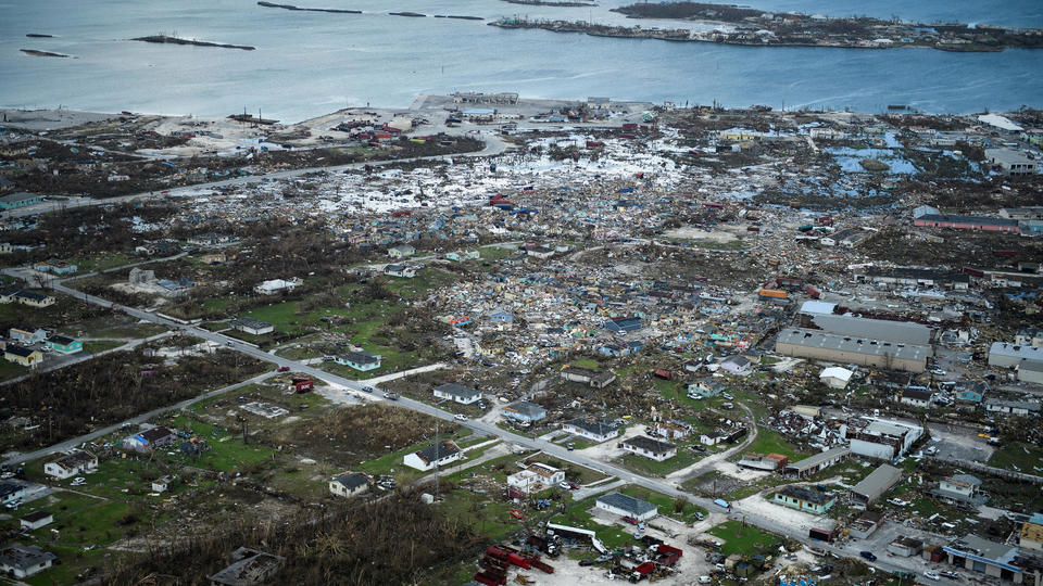 L'ouragan a notamment ravagé la ville de Marsh Harbour, sur l'île de Great Abaco, dans le nord du pays. Environ 60 % de l'île a été ravagée et des milliers de personnes y sont sans abri.
