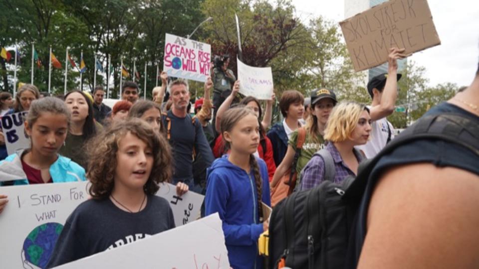 Alors que Greta Thunberg parcourait le monde pour alerter sur les risques du dérèglement climatique, elle s'est arrêtée pendant plusieurs semaines aux Etats-Unis. Le 20 septembre 2019, une grande manifestation a été organisée par son mouvement, Fridays for Future. Pour l'occasion, New York avait autorisé les enfants à ne pas se rendre à l'école.