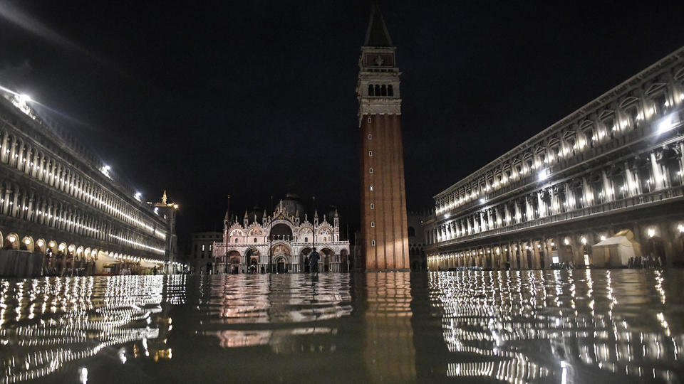 Venise est en proie à une marée haute («acqua alta» en italien) historique depuis lundi. La place Saint-Marc le 12 novembre.