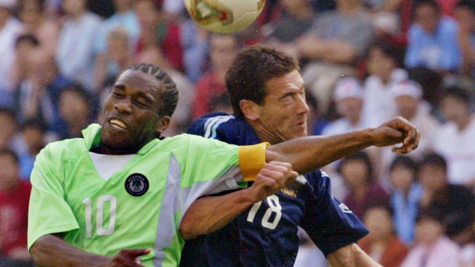 Le 2 juin 2002 au Japon, le Nigeria, menée par sa star Jay Jay Okocha, rencontre l'Argentine et s'incline 1-0. l'équipe finit dernière de son groupe, devancée par la Suède, l'Angleterre et l'Argentine.