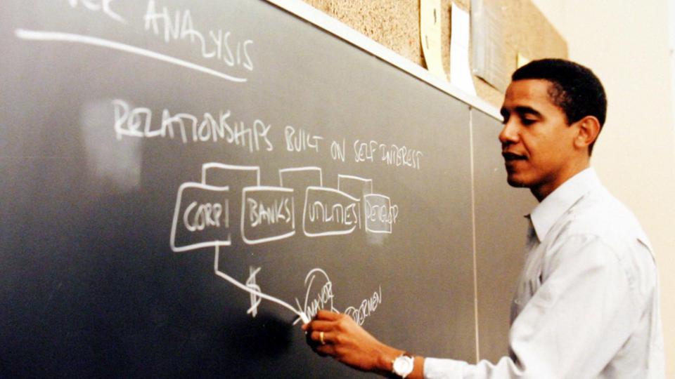Dans les années 1990, Barack Obama enseigne le droit constitutionnel à l’Université de Chicago. Il travaille également dans un cabinet juridique spécialisé dans la défense des droits civiques. 