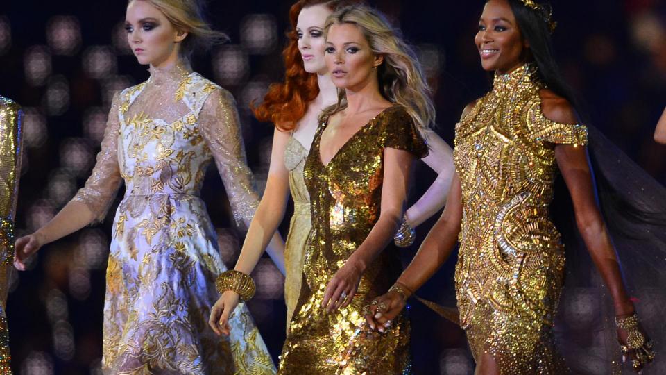 Les stars britanniques de la mode, Kate Moss et Naomi Campbell ont fait admirer leurs courbes en défilant sur un podium géant. 