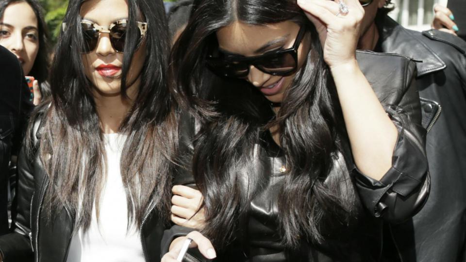 La célèbre famille de la star de la télé-réalité est arrivée dans la semaine. Jeudi, Kim Kardashian visitait la Tour Eiffel avec sa soeur Kourtney.