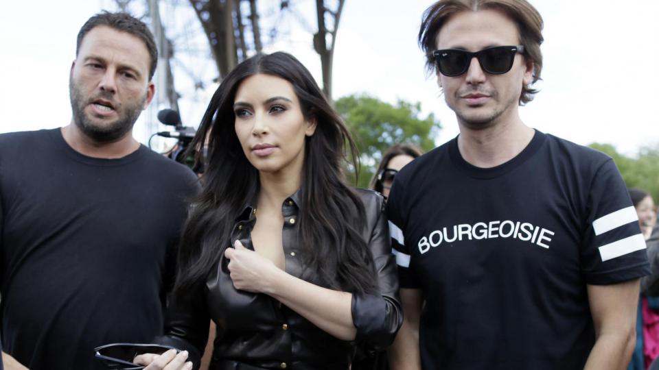 Le soir-même, Kim Kardashian a célébré son enterrement de vie de jeune fille en compagnie de ses soeurs et de ses amies dans un restaurant très chic de la capitale.