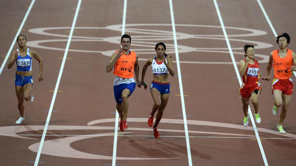 Assia El Hannouni (au centre), déjà athlète alors qu'elle perd progressivement la vue, remporte la médaille d'or au 100 mètres (T12) avec son guide Gautier Simounet.