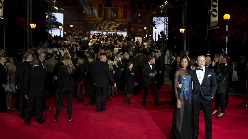 Mardi 23 octobre se tenait à Londres l'avant-première du dernier James Bond, "Skyfall". Acteurs et famille royale se sont succédés sur le tapis rouge. Ici, Daniel Craig avec à son bras l'actrice Naomie Harris avec qui il partage l'affiche. 