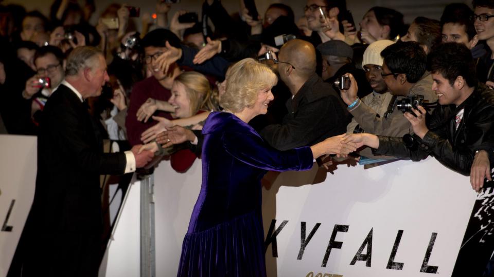 Le prince Charles et Camilla Parker Bowles jouent aux stars avant d'assister à l'avant-première du film.