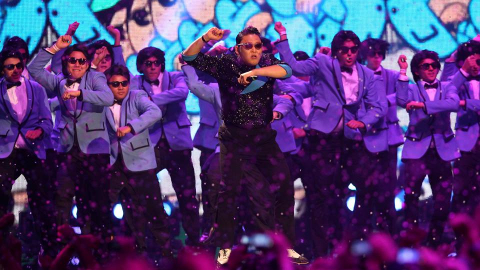 Le chanteur Psy s'est adonné à la fameuse chorégraphie de son tube "Gangnam Style" avant de recevoir le prix du meilleur clip.