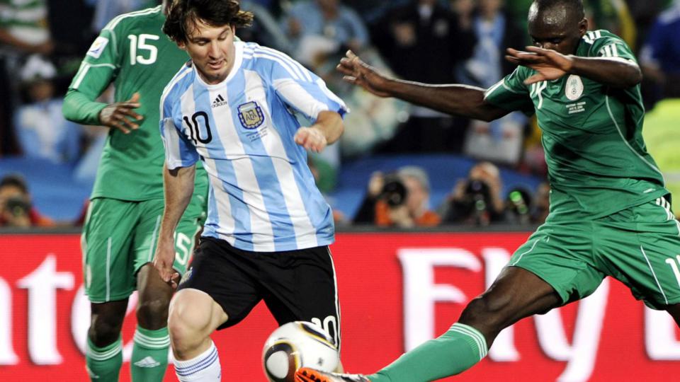 En Afrique du Sud, le Nigeria se retrouve une nouvelle fois dans le groupe de l'Argentine. Le 12 juin 2010, malgré un match incroyable du gardien Vincent Enyeama, les Nigérians s'inclinent (1-0).