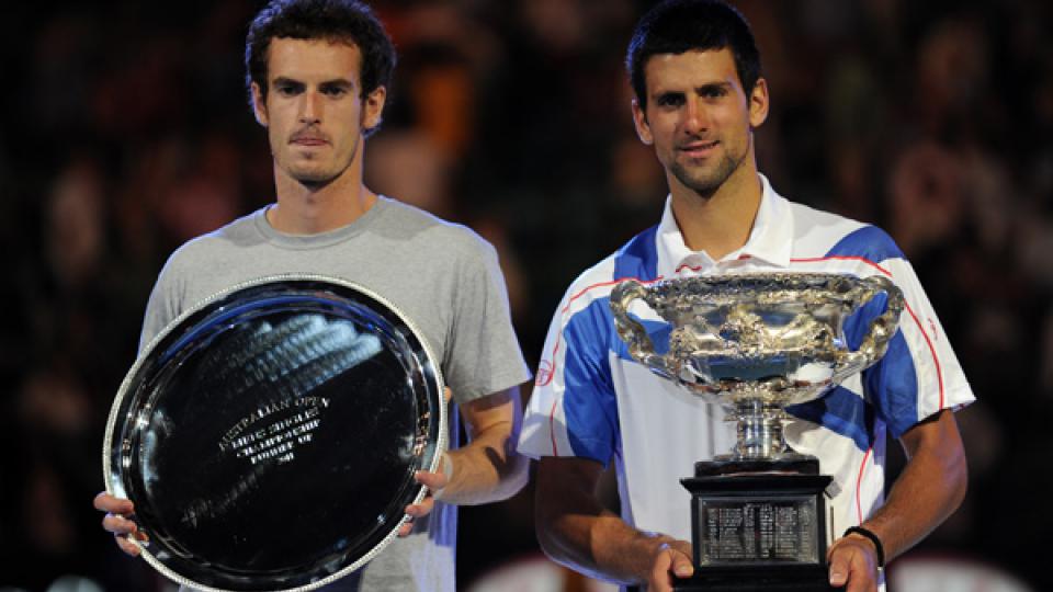 Novak Djokovic n'a laissé aucune chance à Andy Murray en finale de l'Open d'Australie, en trois sets et a décroché un deuxième sacre à Melbourne ce 30 janvier 2011.