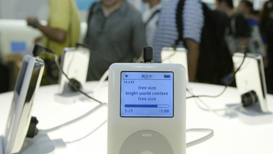 En 2001, Apple lance l’IPod, un baladeur numérique à disque dur. Suivent l’IPod Nano et L’IPod Shuffle.