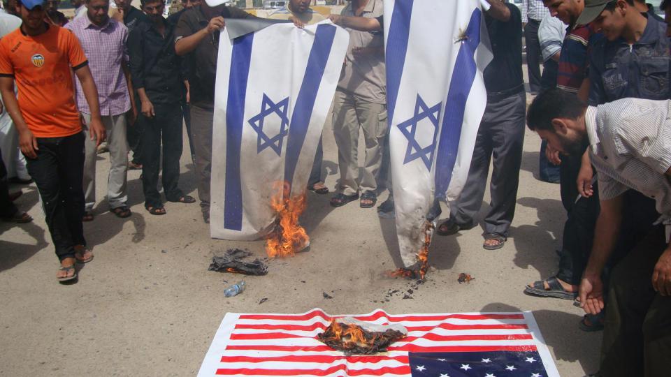 Toujours en Irak, à Kut, des membres du mouvement du chef chiite Moqtada al-Sadr brûlent des drapeaux israéliens et américains.  