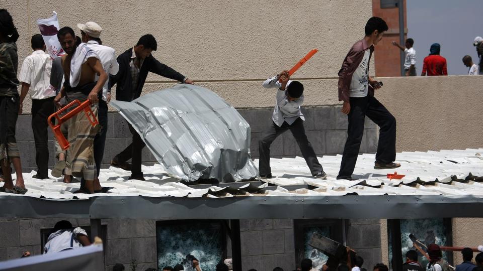 Au Yemen, les manifestants tentent de s'introduire dans l'ambassade américaine.