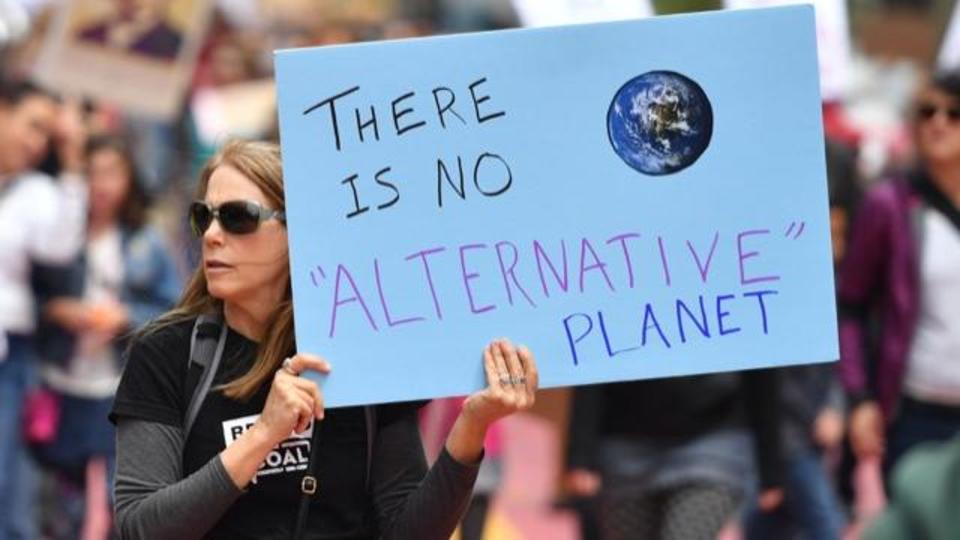 Le 22 avril 2017, une grande Marche pour la Science a été organisée dans le monde entier pour protester contre des prises de position de Donald Trump. Ce dernier ayant adopté une posture clairement climatosceptique dès le début de son mandat