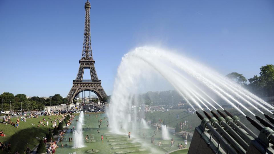 Les touristes et les parisiens ont profité des canons à eau du Trocadéro afin de se rafraîchir.