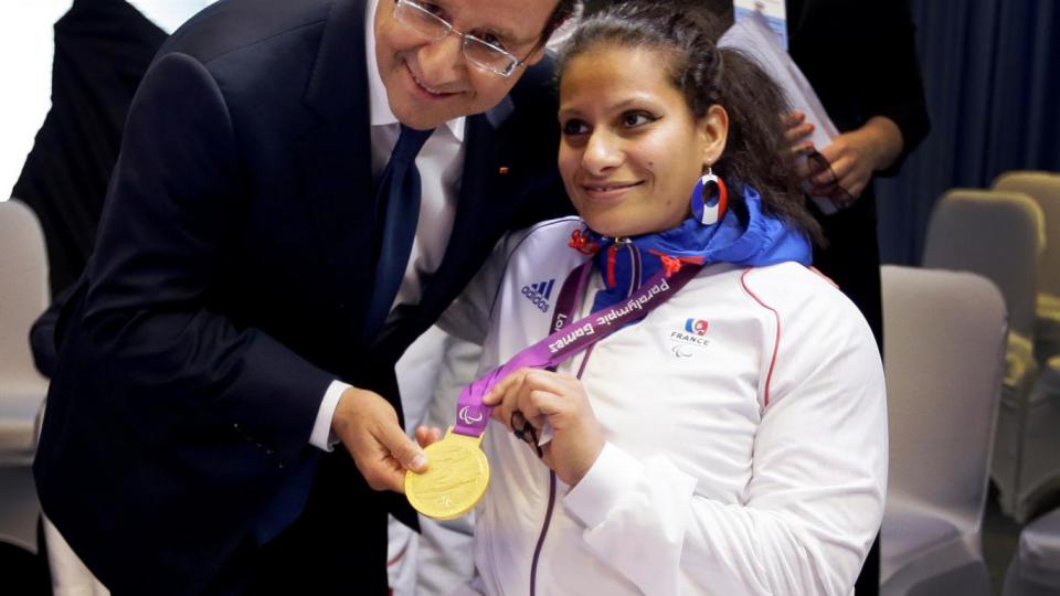 Haltérophile, Souhad Ghazouni a toujours vécu en fauteuil. Dans la catégorie des moins de 67,5 kilos, elle remporte l'or à Londres. Ici aux côtés de François Hollande.