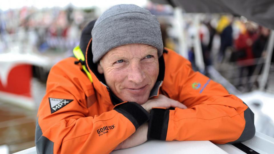 Mike Golding, un Anglais de 52 ans est le premier navigateur à avoir fait le tour du monde dans les deux sens. Il s’attaque cette année à son 4e Vendée Globe grâce à un partenariat avec Gamesa. 