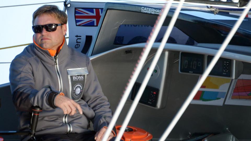 Alex Thomson est le plus jeune vainqueur d’une course autour du monde (Clipper Round the World Race en 1999). A 38 ans, et sponsorisé par Hugo Boss, il participe cette année son troisième Vendée Globe.