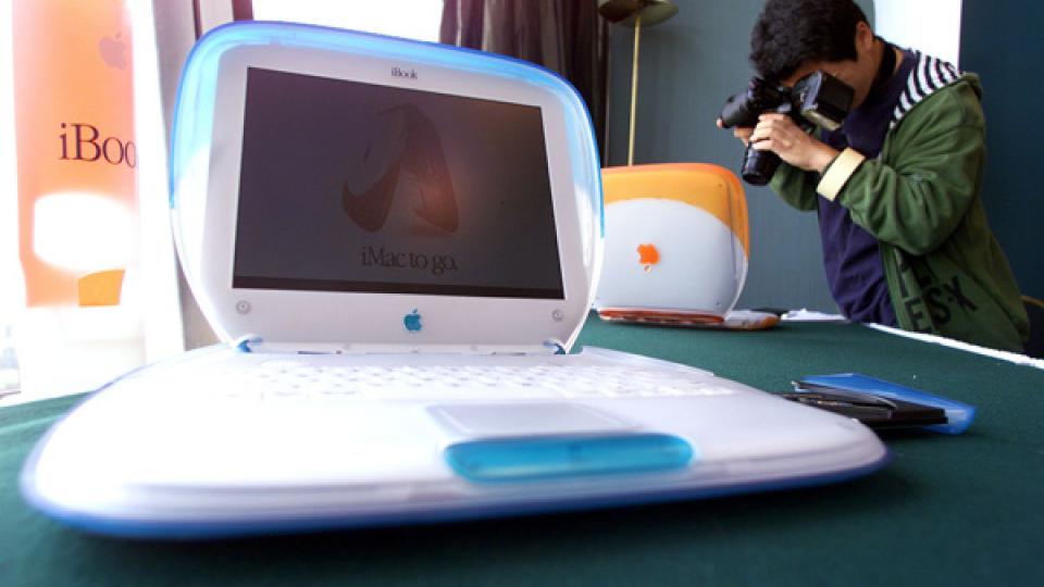 Annoncé en juillet 1999, l’IBook, ordinateur portable, est la machine révolutionnaire voulue par Steve Jobs pour un large public son design lui vaut le surnom de palourde.