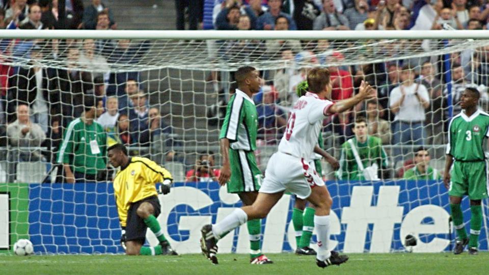 Malgré un début de compétition impressionnant, la défense nigériane prend l'eau. Le Nigeria s'incline face au Danemark le 28 juin 1998 au stade de France (1-4) en huitièmes de finale.
