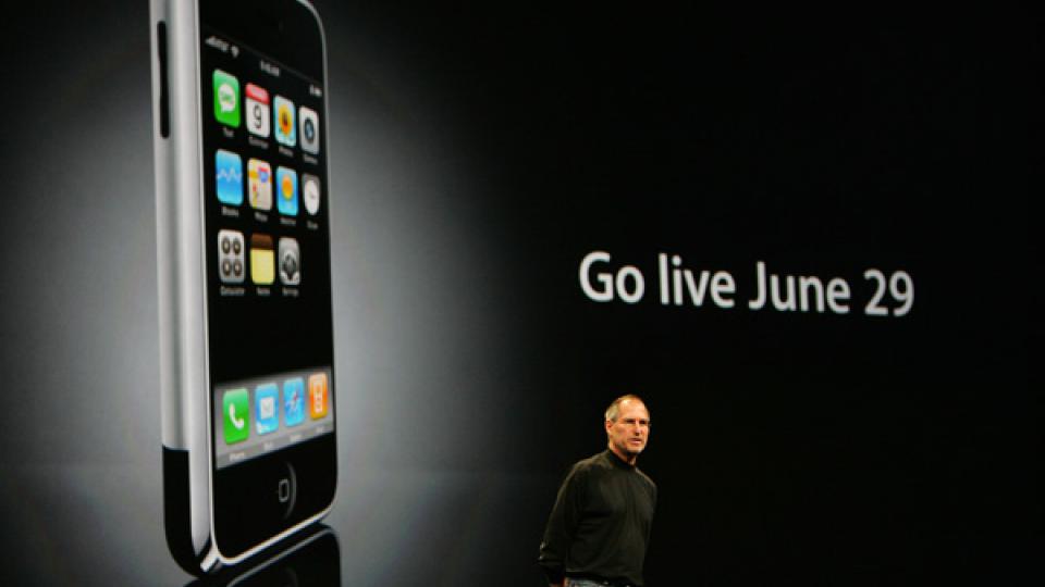 Six ans après Apple s’attaque à la téléphonie et lance l’Iphone. Le premier téléphone portable est devenu au fil des années, l'un des téléphones les plus répandus et utilisés 