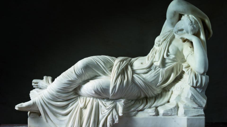 Une importante sculpture en marbre blanc statuaire représentant une jeune femme allongée, dite « Cléopâtre » ou « Ariane endormie », estimée entre 30 000 et 40 000 euros.