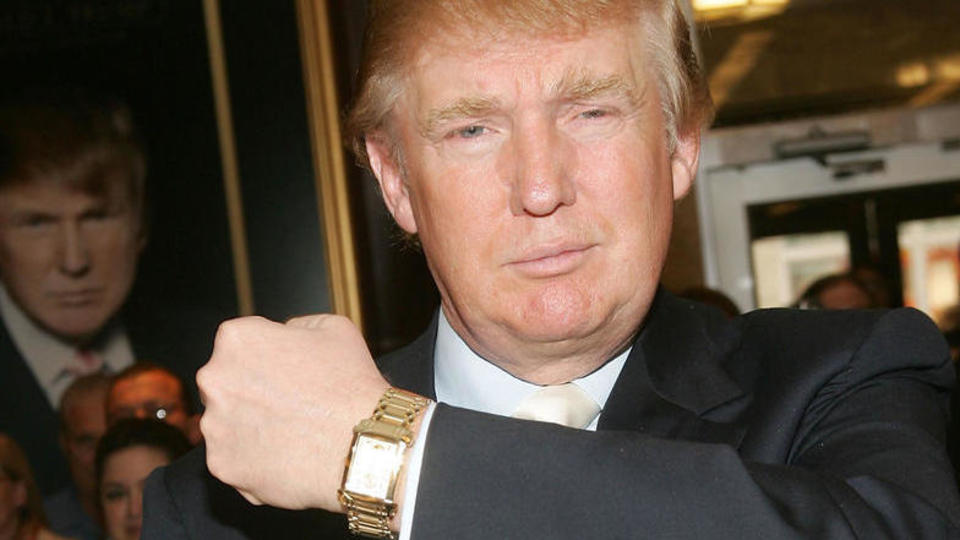 Trump a investi dans d'innombrables domaines. Ici, il présente une montre à son nom. 