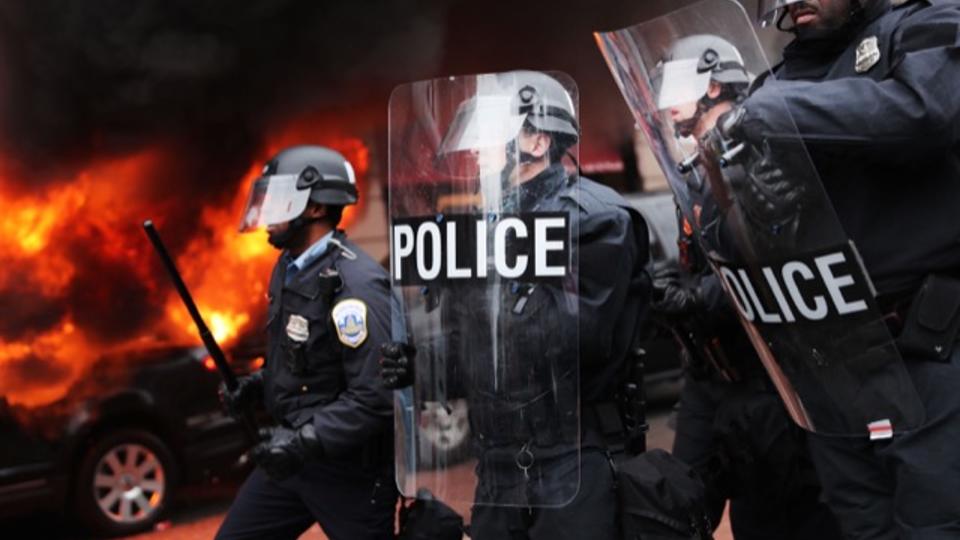 Le jour de l'investiture de Donald Trump le 20 janvier 2017, des affrontements entre manifestants et policiers ont lieu, alors qu'une limousine a été incendiée. 