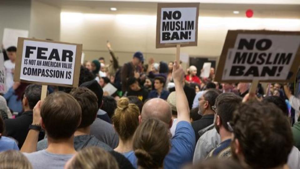 Devant l'aéroport de Dallas, des manifestants se rassemblent le 28 janvier 2020 pour lutter contre la décision de Donald Trump d'interdire l'accès aux Etats-Unis à tous les ressortissants d'un certain nombre de pays à majorité musulmane. 