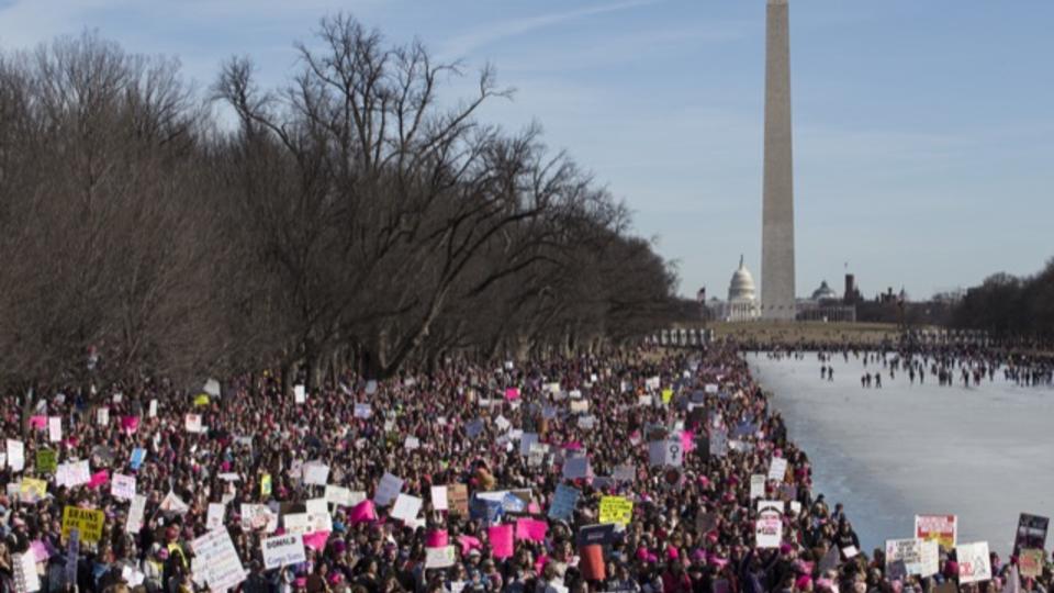 Un an après l'investiture de Donald Trump, une nouvelle marche pour les Femmes est organisée aux Etats-Unis. À Washington, plusieurs dizaines de milliers de personnes étaient présentes selon les organisateurs.