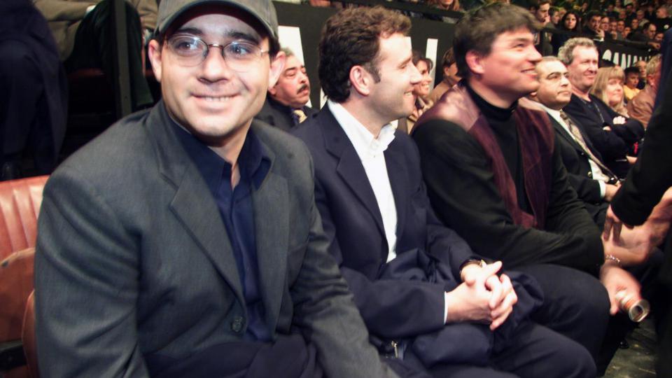 Jean-Luc Delarue  et le double champion olympique de judo, David douillet (D) assistent à la réunion de boxe le 12 mars 2001 au Palais des Sports de Paris.