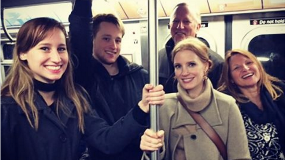 Jessica Chastain dans le métro à New York, en famille.