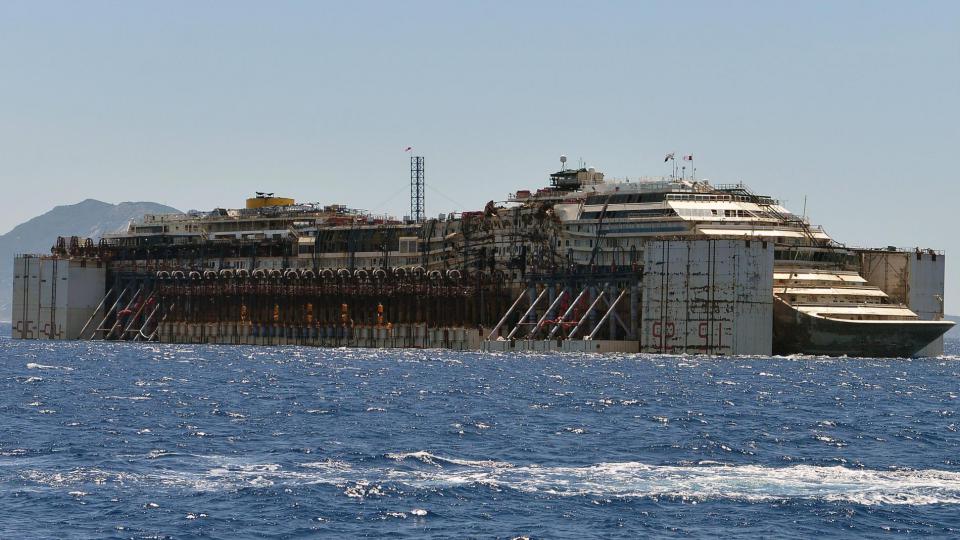 Le Costa Concordia est long de 300 mètres et pèse 114.500 tonnes, soit deux fois les proportions du Titanic. 