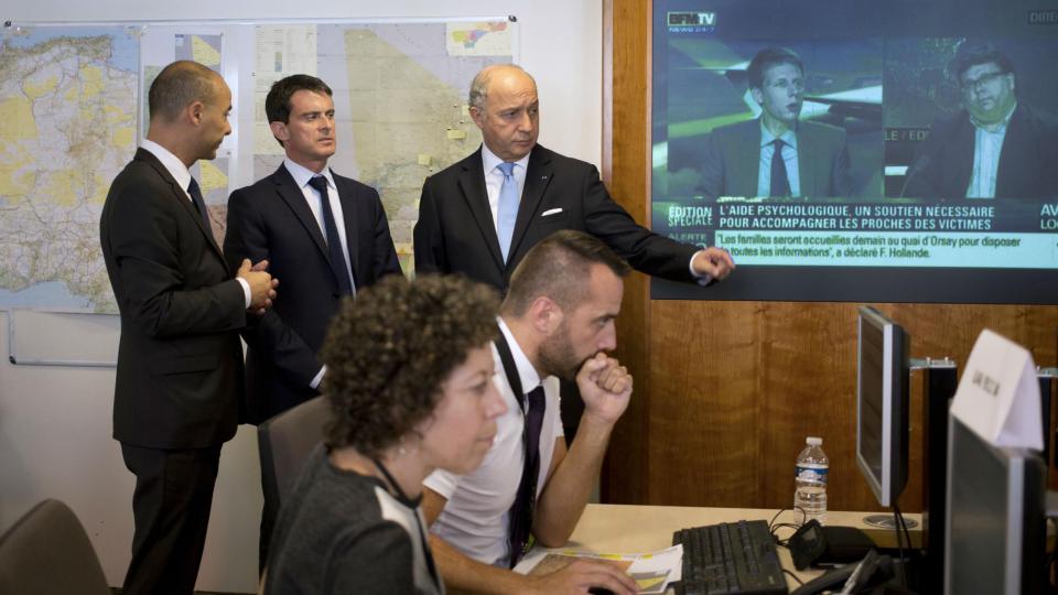 Manuel Valls et Laurent Fabius ont visité la cellule de crise au Quay d'Orsay. Elle a été mise en place peu de temps après la nouvelle de la disparition du vol AH5017.
